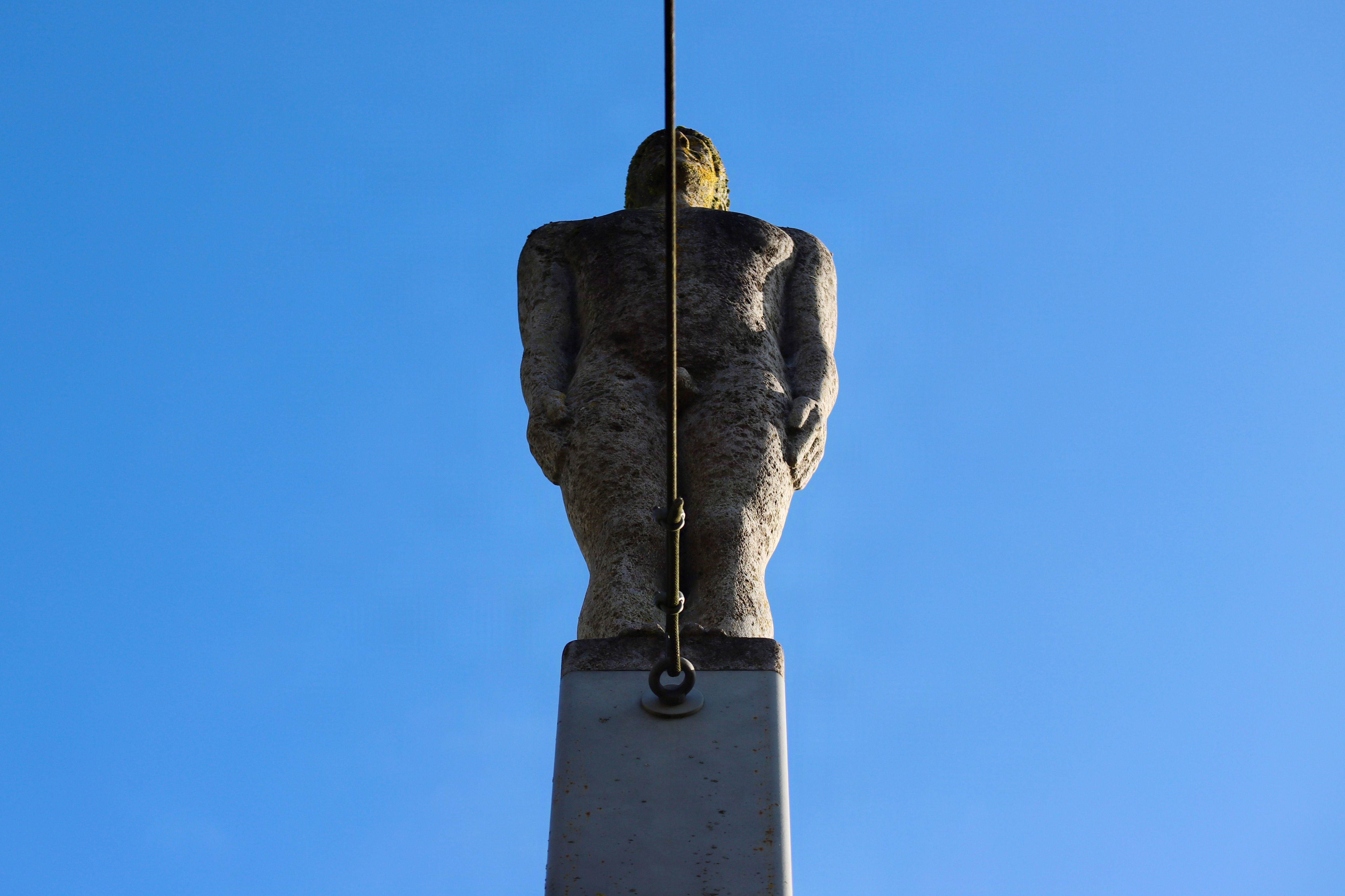 Die Skulptur Hochseilakt von Hans-Jürgen Kossack in Nendingen