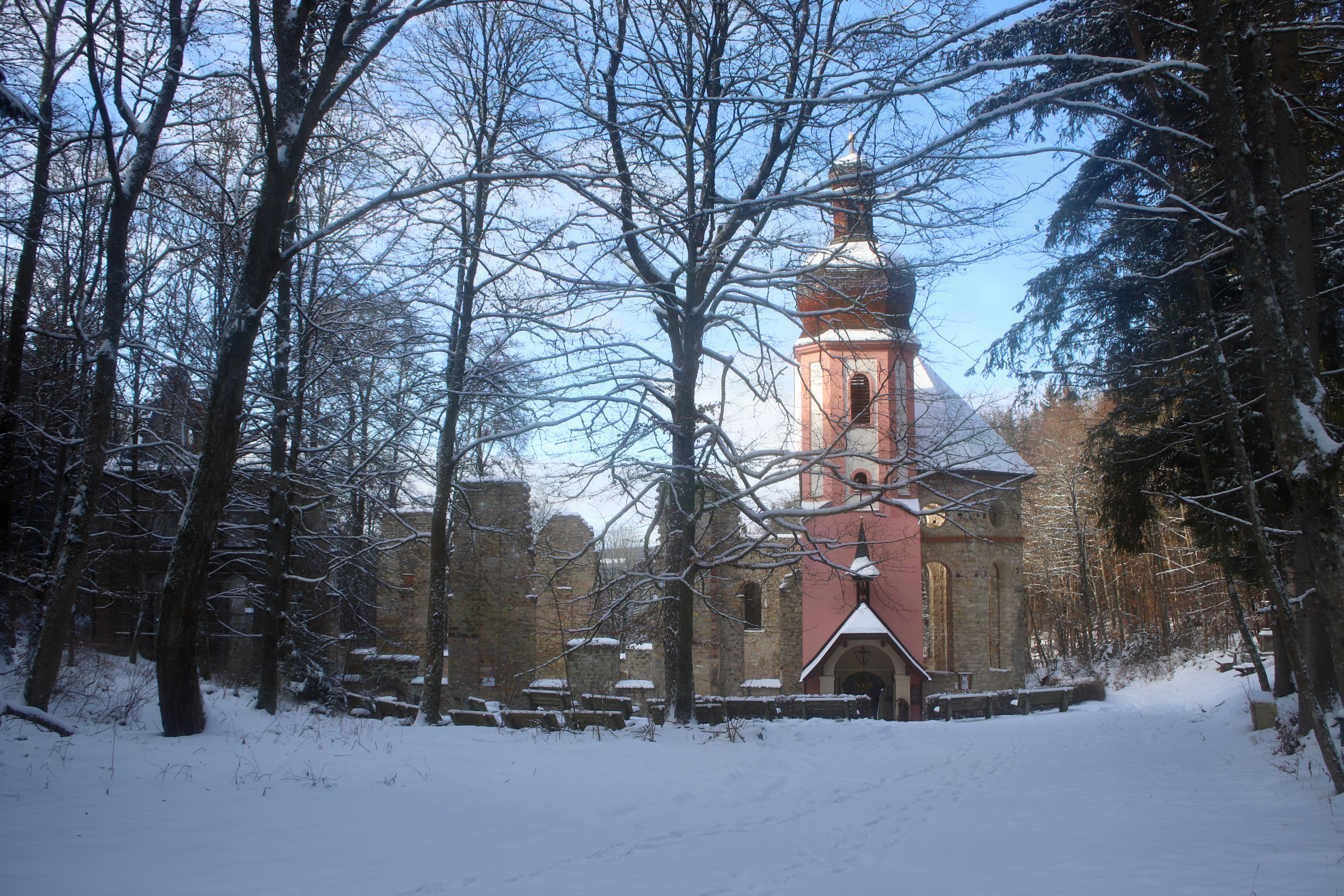 Die Kirchenruine Maria Hilf auf dem winterlichen Welschenberg