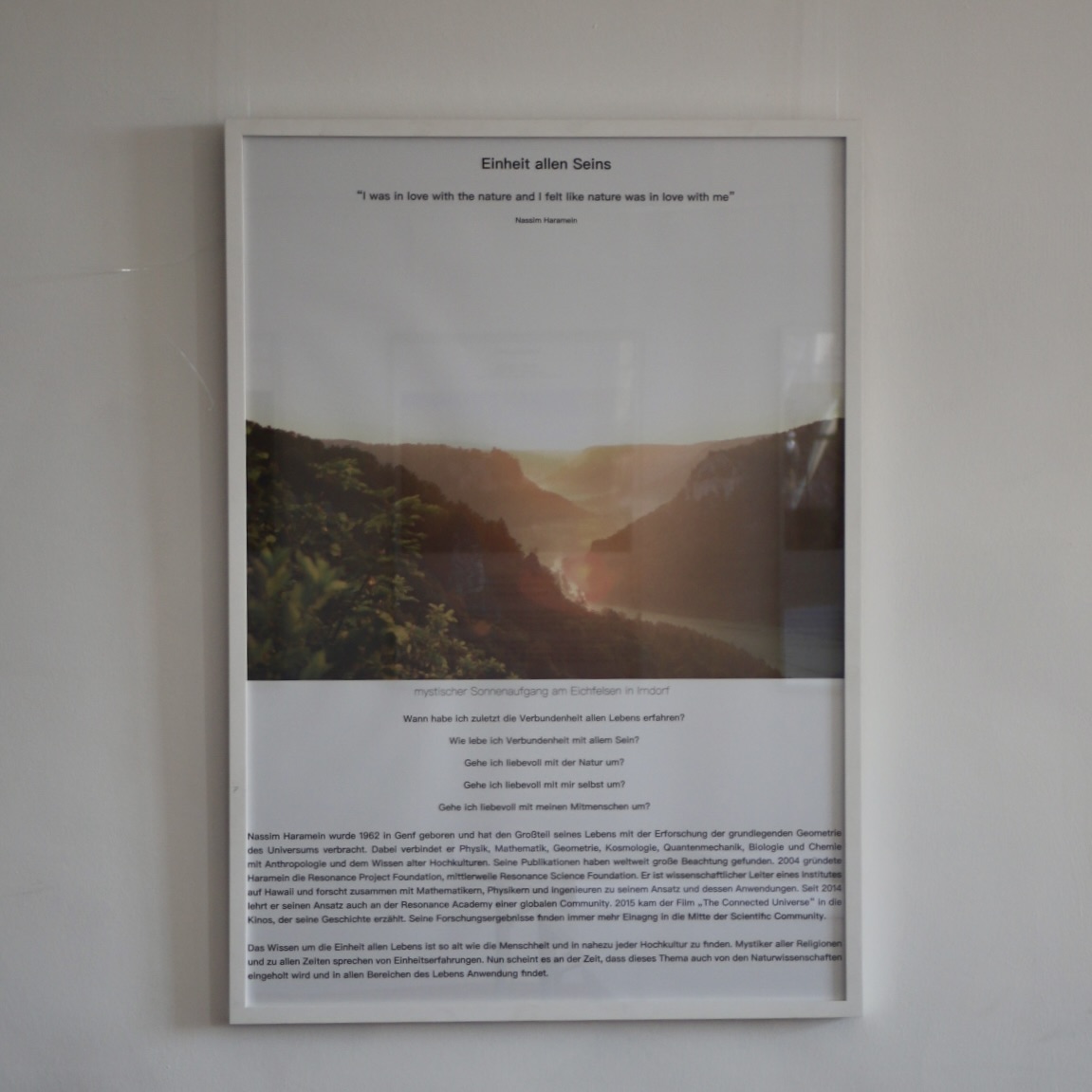 Bild-Text-Poster Einheit allen Seins in der Ausstellung im Museum Meßkirch