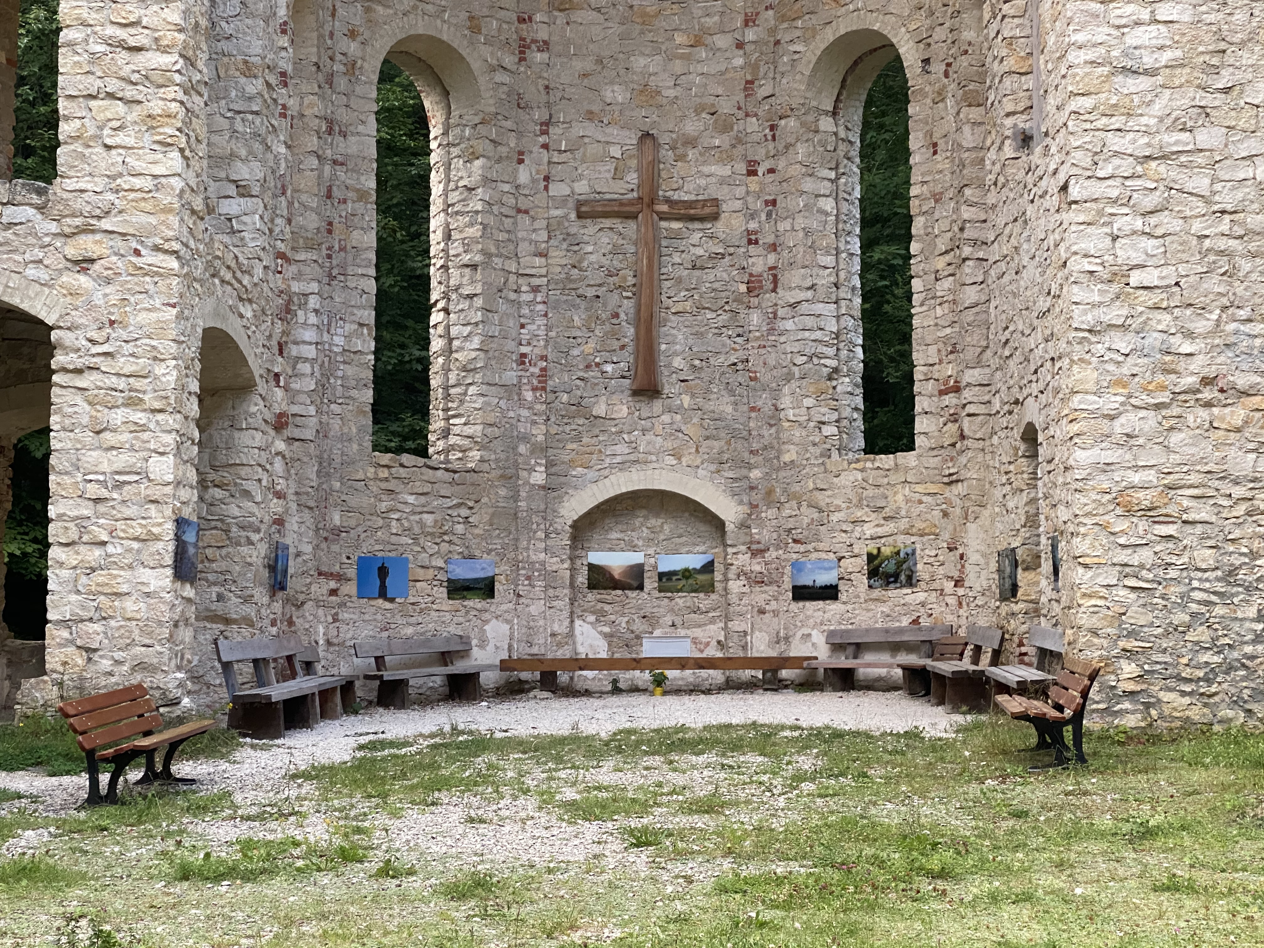 Bild-Text-Arbeiten der Ausstellung Kunst im Chor in der Kirchenruine Maria Hilf
