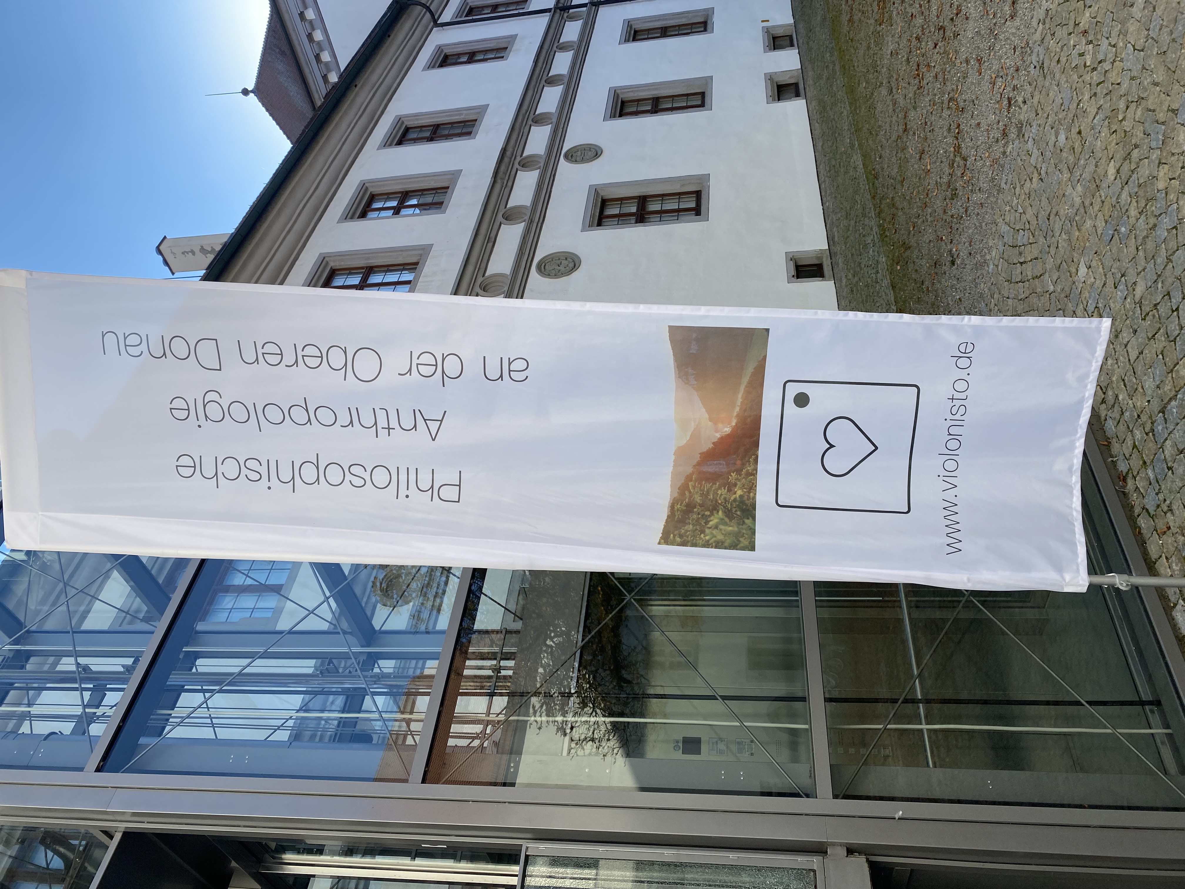 Ausstellungsbanner Philosophische Anthropologie an der Oberen Donau vor Schloss Meßkirch